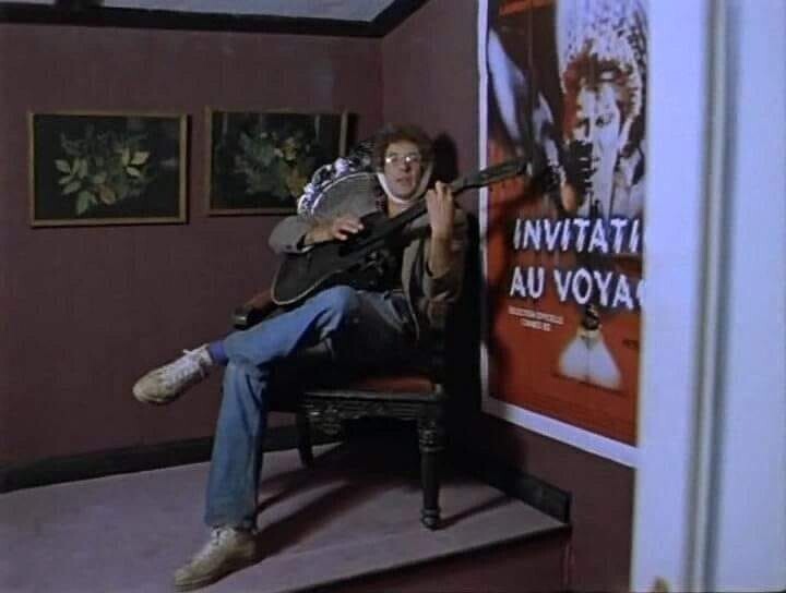 На стене справа от Мистера Эй висит постер франко–итальяно–немецкого фильма «L'Invitation au voyage» («Приглашение к путешествию») 1982 года из категории «кино не для всех».