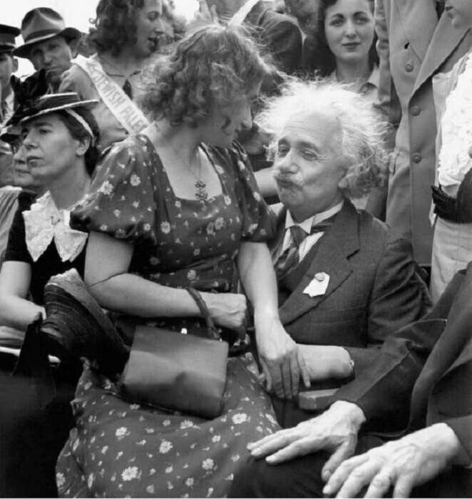 Альберт Эйнштейн на Всемирной выставке 1939 года в Нью-Йорке, всего за несколько недель до начала Второй мировой войны
