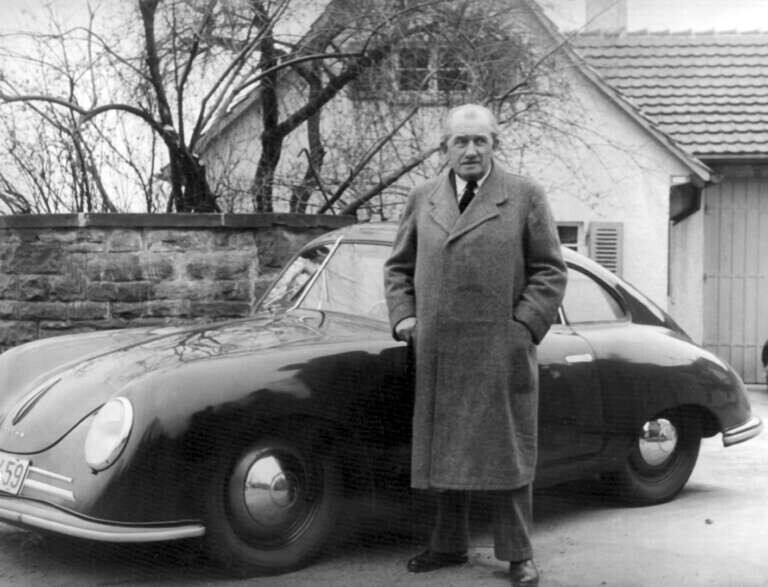 Конструктор и предприниматель Фердинант Порше в 1931 году создал "Конструкторское бюро Порше", которое занималось разработкой двигателей для автомобилей и самолетов. 