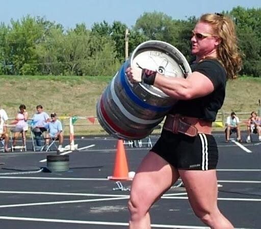 Ей принадлежит несколько рекордов: жим лёжа — 270 кг, приседание со штангой — 387 кг, жим в тяге — 310 кг.