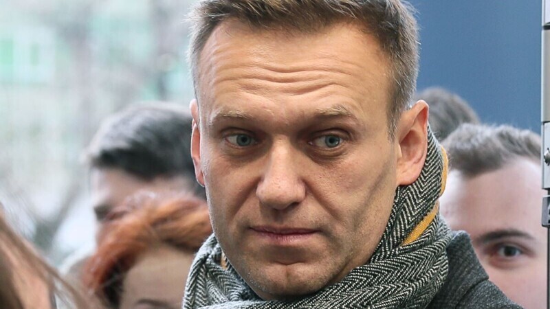 Навальный струхнул и решил остаться в Германии