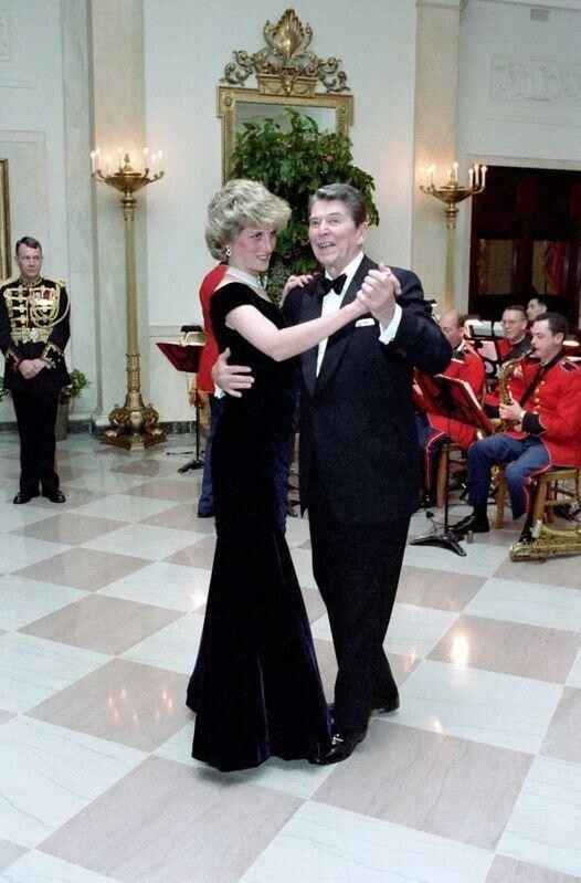 9 ноября 1985 года. Принцесса Диана танцует на банкете в Белом доме с Рональдом Рейганом.