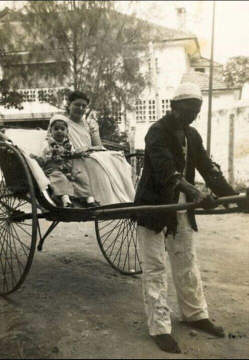 По дороге в Огненный храм для празднования дня рождения. Обычно семья ездила туда на такси, но мать Фредди Джер говорит, что в тот день она хотела, чтобы в памяти сына осталась поездка на рикше.