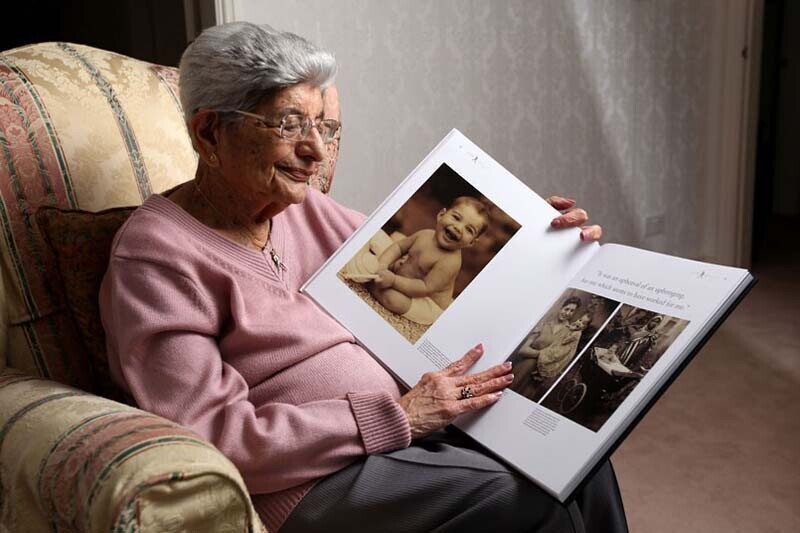 Мама Фредди Меркьюри с книгой, в которой были напечатаны все эти фотографии, включая те, что никогда ранее не издавались.