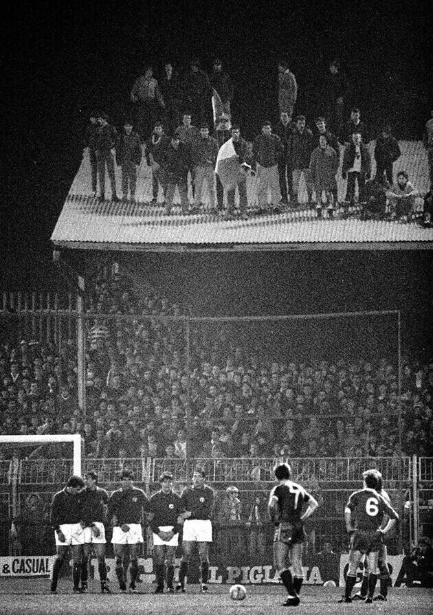 13. Болельщики на крыше стадиона Далимаунт-Парк, Дублин, Ирландия. 1985 год