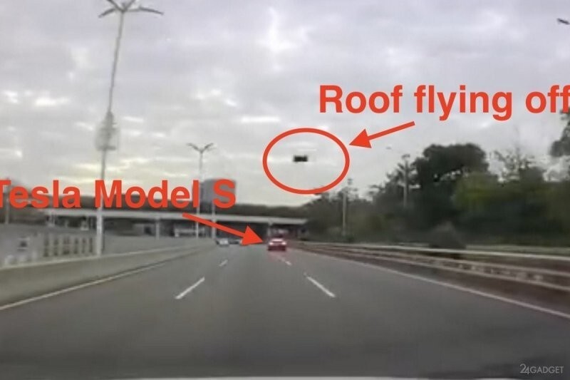 У очередного электромобиля Tesla сорвало крышу (видео)