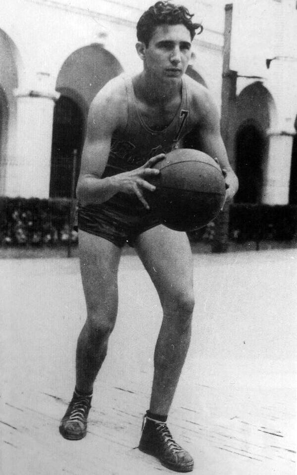Юный Фидель Кастро играет в баскетбол, конец 1940-х