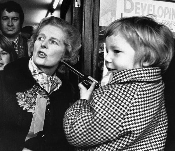 4-летняя девочка тычет игрушечным пистолетом в Маргарет Тэтчер, 1976 год