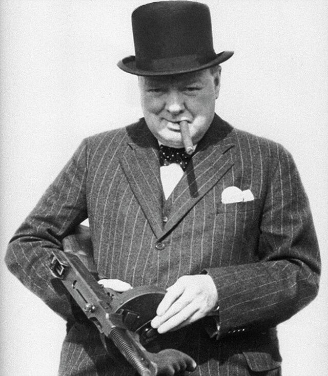Уинстон Черчилль с сигарой и автоматом Томпсона, 1940 год
