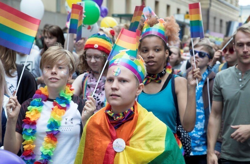 Испанских школьников воспитывают фанатами ЛГБТ