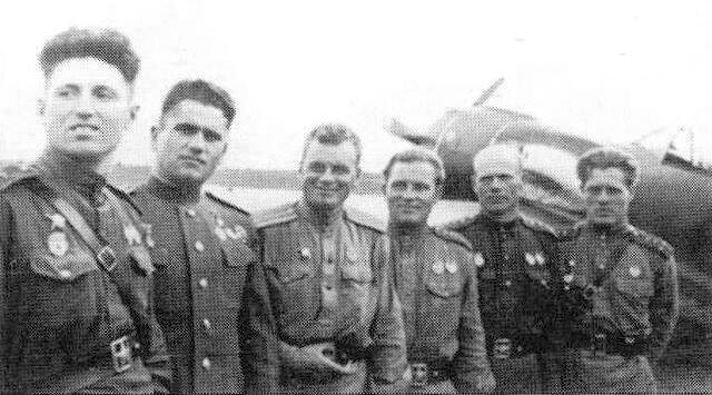 Фото самых результативных летчиков-истребителей фронта. Капитан Бычков — третий справа