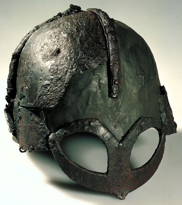 15. Единственный найденный шлем викинга, реконструируемый в Университете Осло. Датируется 800-1000 гг н.э.