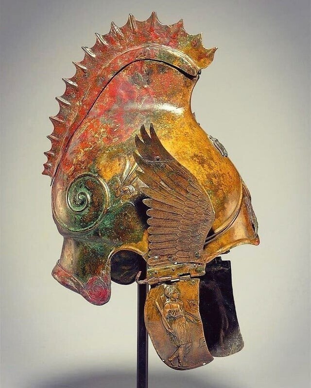 8. Бронзовый шлем, датируемый 4 веком до н.э.