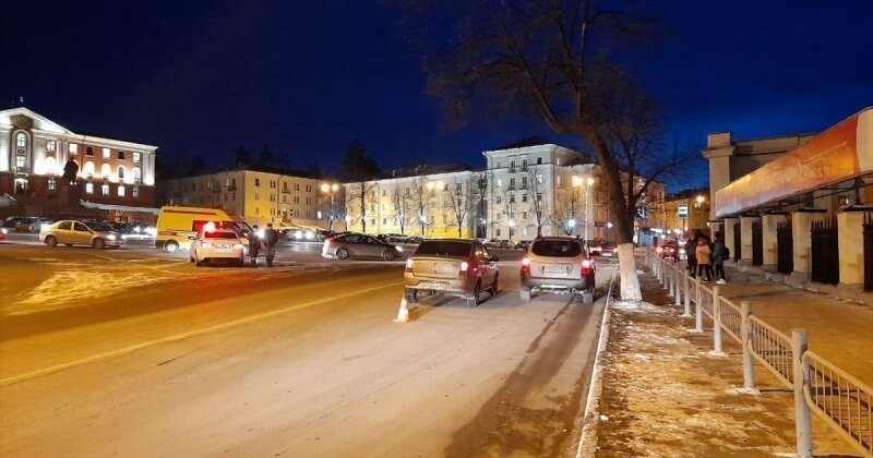 Лобовая атака! В Новоуральске десятилетняя девочка бросилась на автомобиль