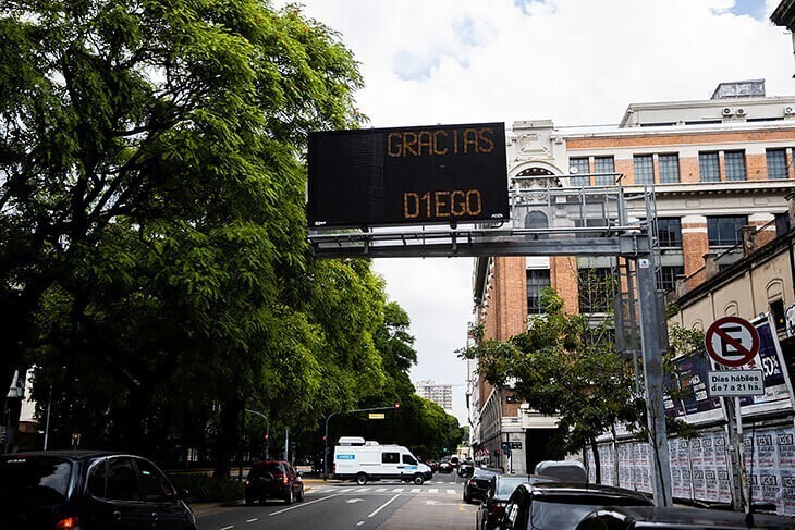 В столице Аргентины дорожные объявления сегодня выглядят так