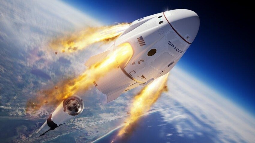 Космические корабли SpaceX Dragon и Dragon 2 также имеют мигающий стробоскоп вместе с красными и зелеными огнями.