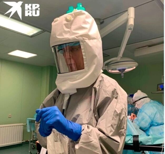 В Петербурге анестизиолог придумал "шлем" с вентилятором для работы в "красной зоне"