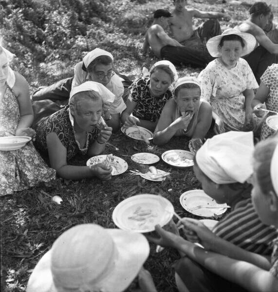 СССР на обеде: что и где ели советские люди в середине дня