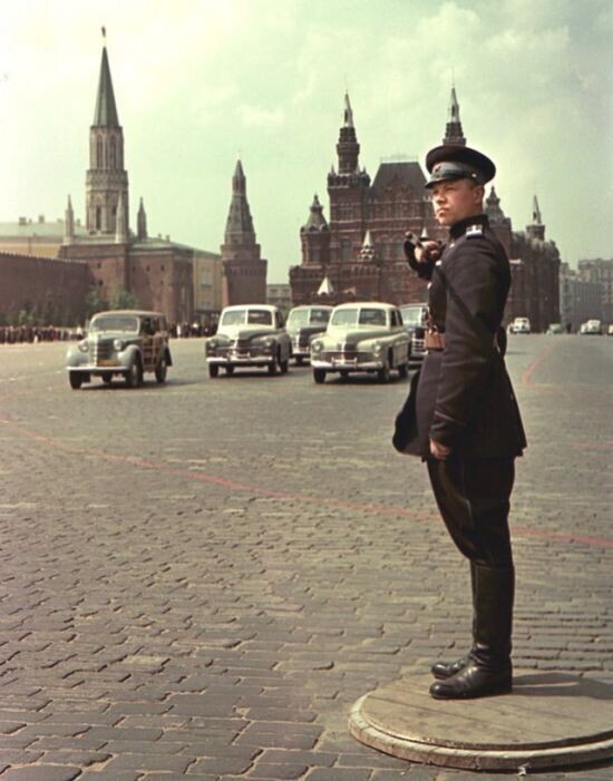 Регулировщик на Красной площади. 1954 год.