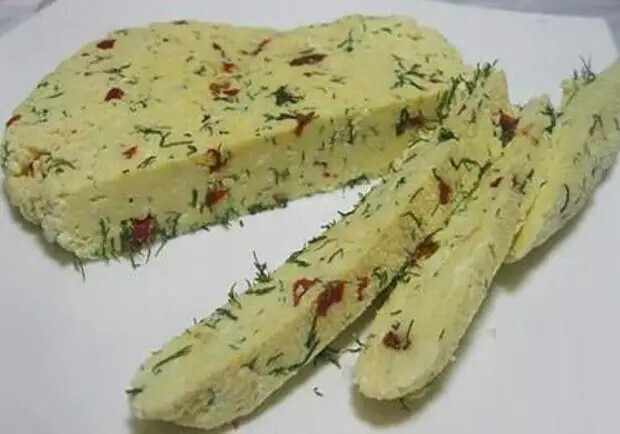   3. Домашний твердый сыр с перчиком и укропом   