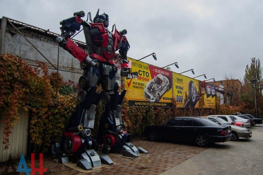 Автомеханики из Донецка собирают огромных роботов из металлолома