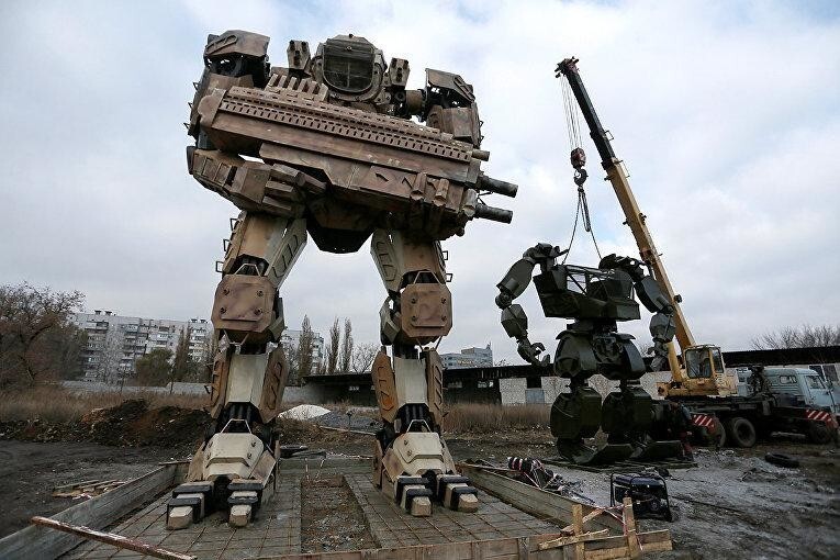 Автомеханики из Донецка собирают огромных роботов из металлолома
