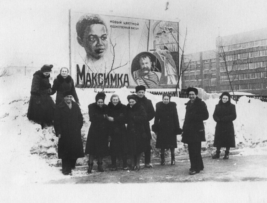 Студенты на фоне афиши в Свердловске
