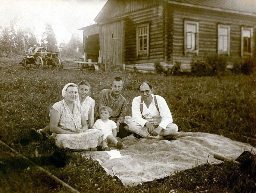 Геолог Александр Николаевич Заварицкий с семьей на Урале