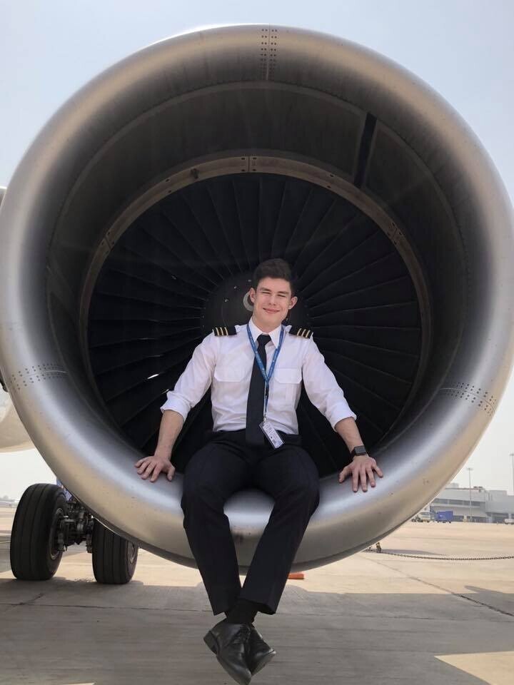 23-летний пилот наглядно показал, как изменилась его жизнь после начала пандемии