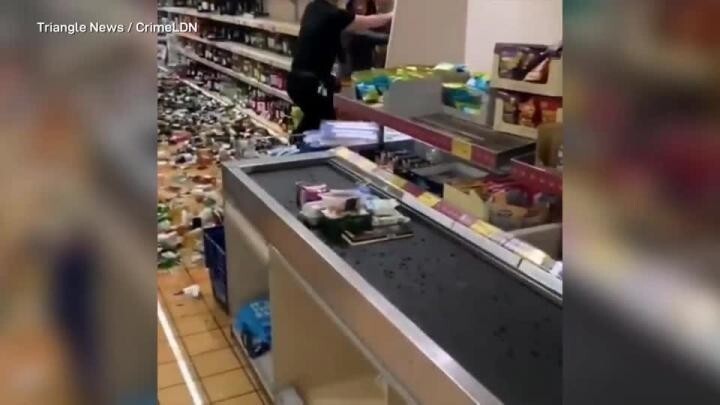 Разъяренная женщина из Англии разбила 500 бутылок алкоголя в супермаркете 