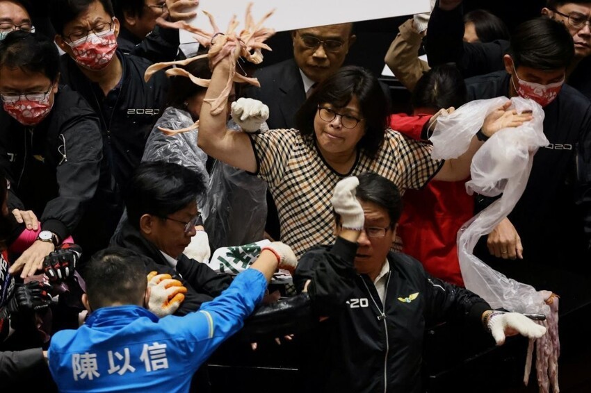 Тайваньские депутаты закидали премьер-министра свиными кишками