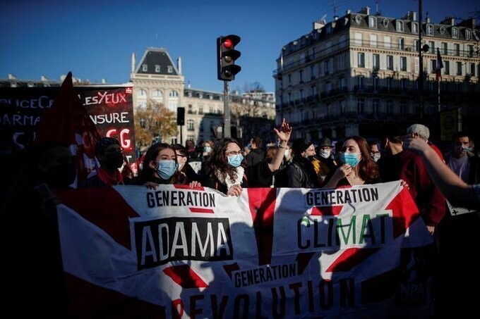 Поджигают машины и жгут файеры: в Париже протестуют против законопроекта "О глобальной безопасности"