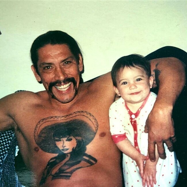 Денни Трехо дома с дочкой, 1990–е годы, США