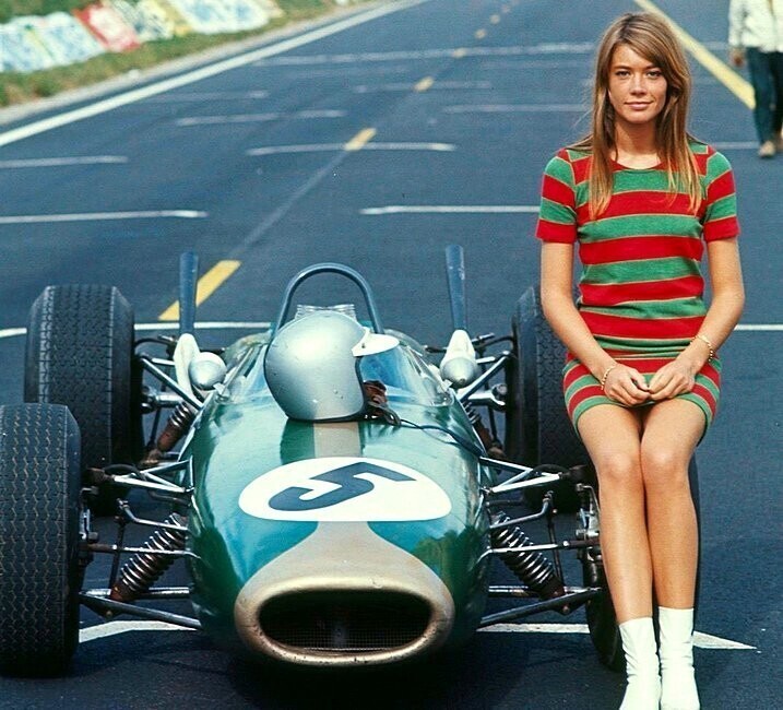 Франсуаза Арди верхом на болиде Формулы 1. 1966г. Один из эталонов классической французской красоты 60х. Самая интеллигентная фотка девушки и машины.