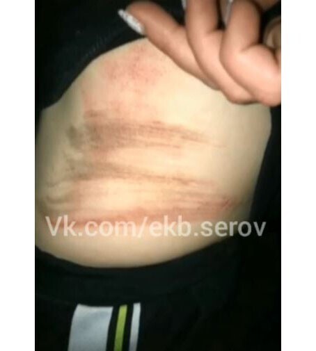 На Урале полицейский с разбега ударил ногой задержанную и попал в объектив