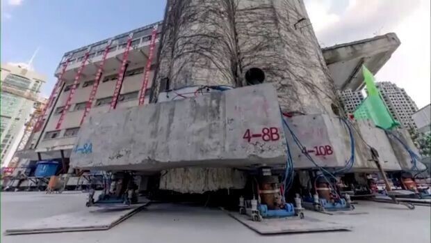 В Китае подвинули здание старой школы на 60 метров