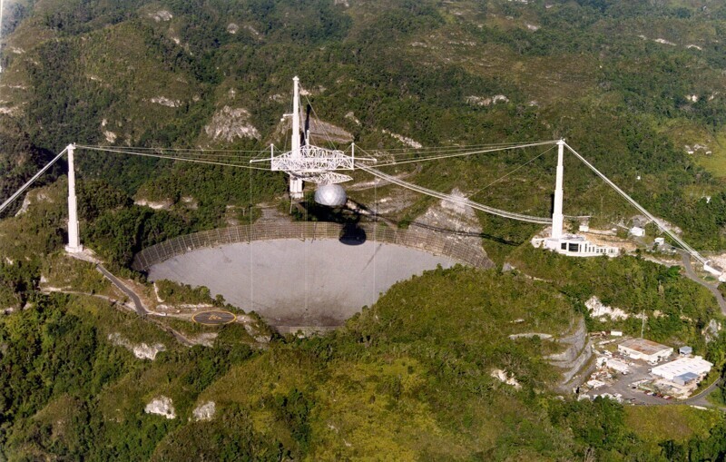 «Аресибо» — знаменитый радиотелескоп, построенный специально для поиска внеземной жизни