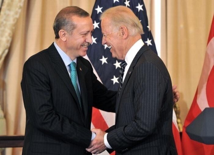 Эрдоган ластится перед Байденом, напрашиваясь в друзья