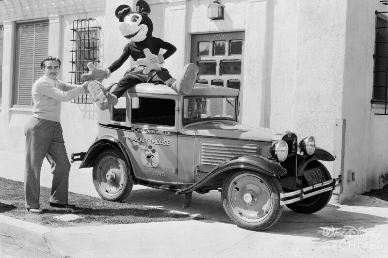 Уолт Дисней с Микки Маусом около своей студии, Лос-Анджелес, 1931 год