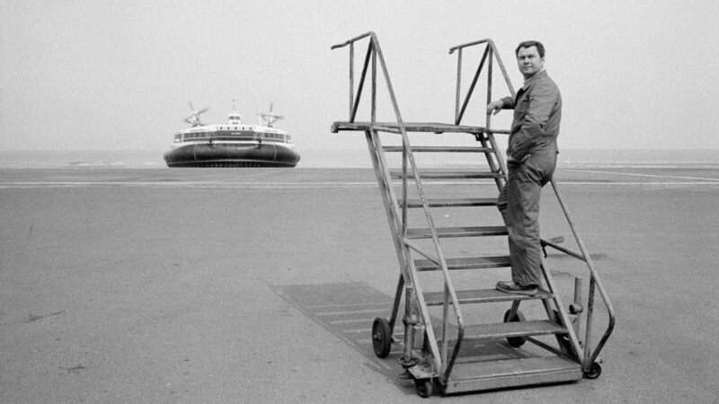В ожидании прибытия судна на воздушной подушке в Кале (Франция) в 1975 году.