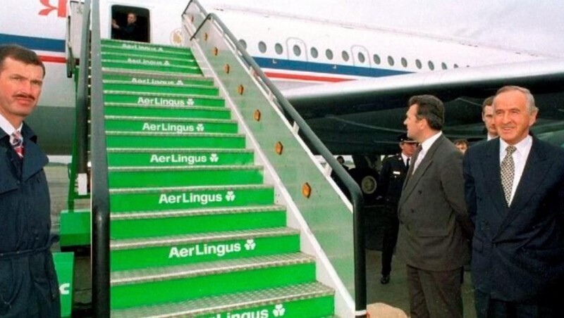 Премьер–министр Ирландии и другие официальные лица у трапа самолета ожидают Ельцина, который к ним не выйдет, 1994 год