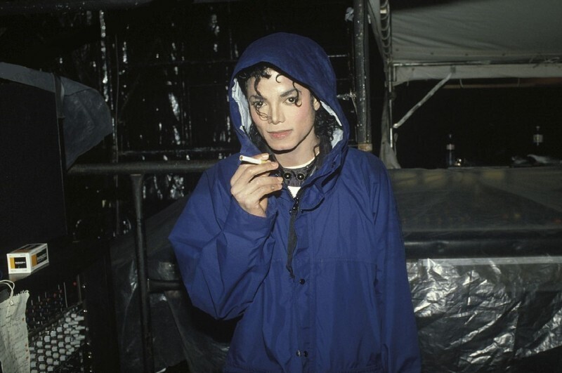 Майкл Джексон за кулисами с сигаретой (хотя он не курил). 1987 год.