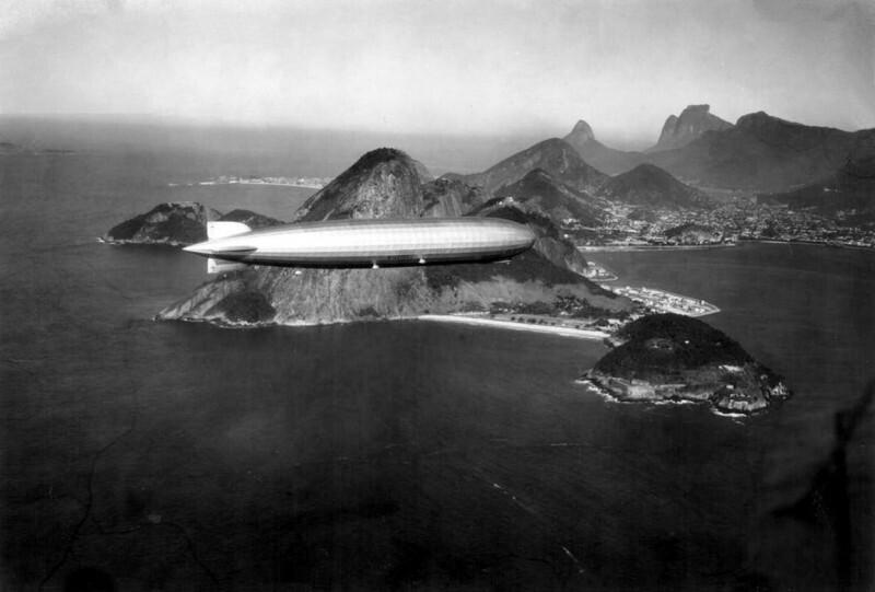 Дирижабль LZ 127 Graf Zeppelin над заливом Гуанабара в Рио-де-Жанейро, Бразилия. 25.05.1930