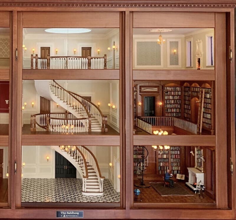 Многоуровневое фойе и библиотека с деревянными панелями
