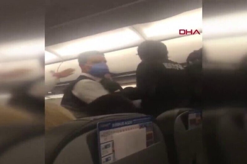В турецком самолете пассажир напал на футболистов, устроив потасовку