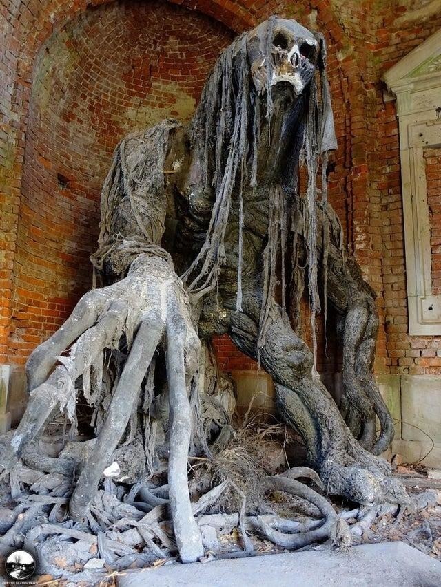 29. Демоническая скульптура в заброшенном мавзолее в Польше