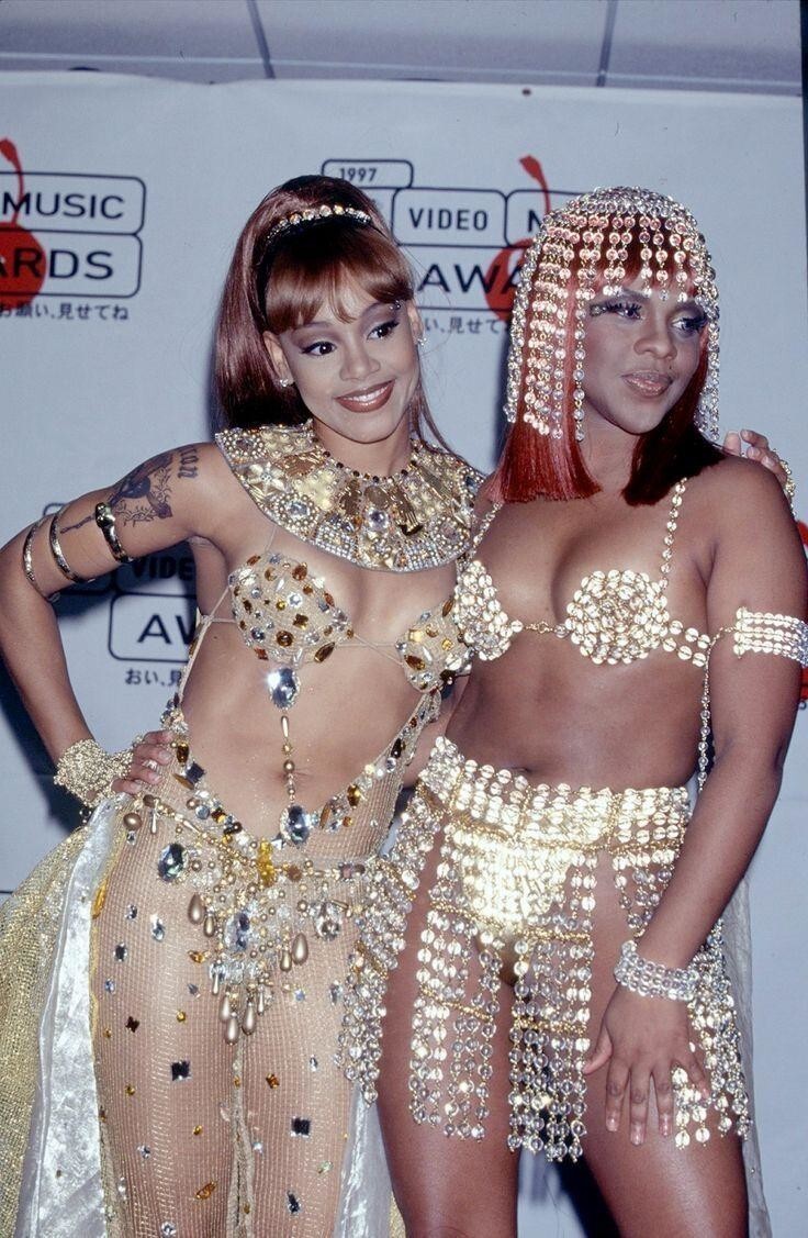 Лиза Лопес и Lil’ Kim на церемонии вручения премии MTV Video Music Awards в 1997 году