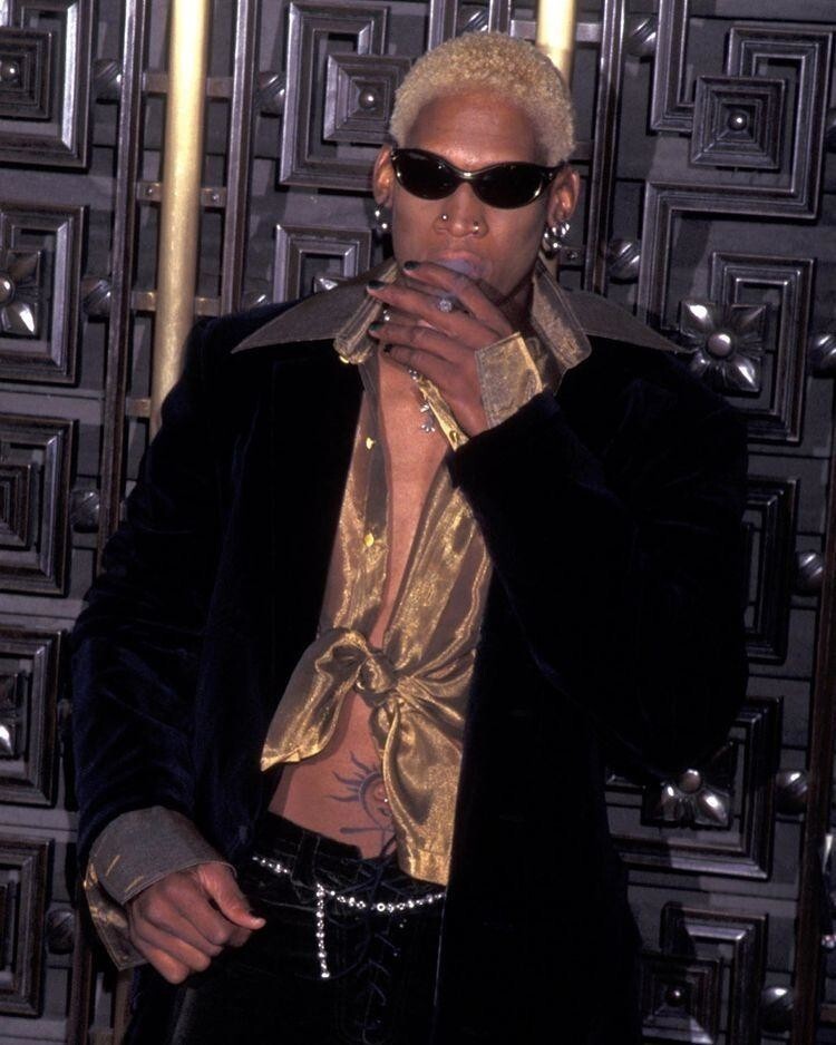 Эпатажный баскетболист Деннис Родман на церемонии вручения премии MTV Video Music Awards в 1996 году