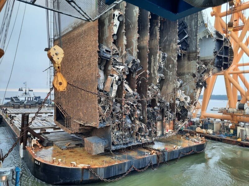 Затонувшее судно с 4 тысячами авто, пилят на металл