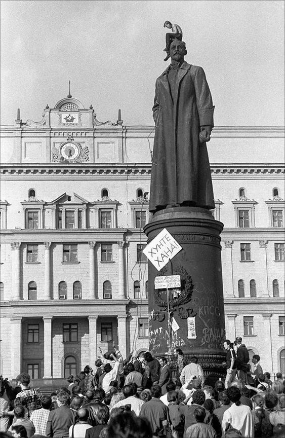 Попытка свержения памятника Феликса Дзержинского